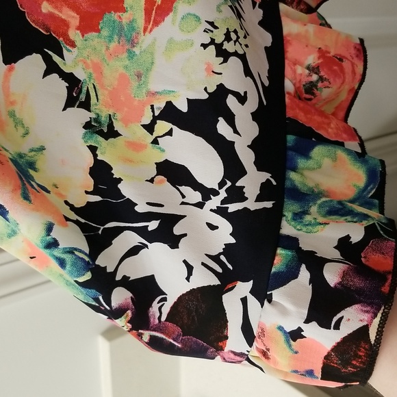 12 Pm By Mon Ami Large Floral Sleeveless Top - Picture 6 of 9